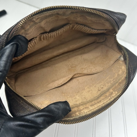 Louis Vuitton Trousse 23 Unisex
Brown Monogram canvas Cosmetic Bag - Picture 10 of 14